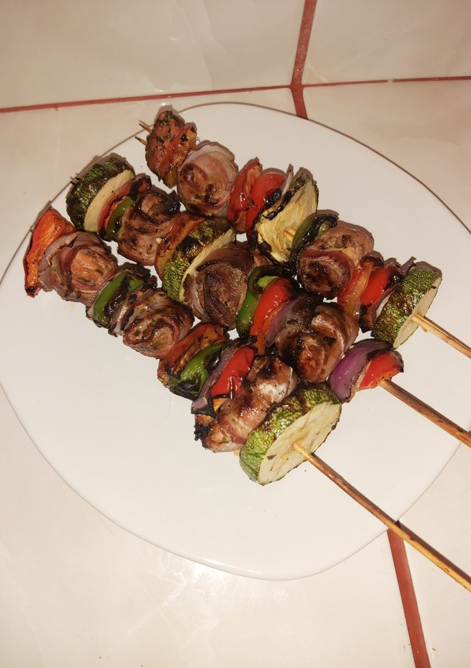 Una foto de Brochetas de res