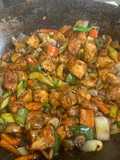 Pollo salteado con vegetales en salsa de ostras