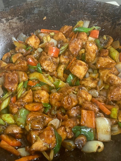 Una foto de Pollo salteado con vegetales en salsa de ostras