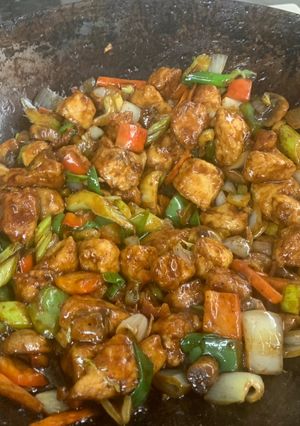 Una foto de Pollo salteado con vegetales en salsa de ostras
