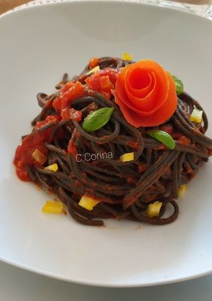 O poză a rețetei Spaghete negre cu cerneală de sepie și sos de roșii picant.