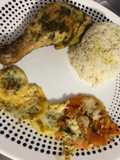 Arroz con ajonjolí, semilla de amapola, pollo al horno estilo árabe y rodajas de zucchini, tomate
