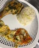 Arroz con ajonjolí, semilla de amapola, pollo al horno estilo árabe y rodajas de zucchini, tomate