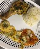 Arroz con ajonjolí, semilla de amapola, pollo al horno estilo árabe y rodajas de zucchini, tomate