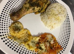 Una foto de Arroz con ajonjolí, semilla de amapola, pollo al horno estilo árabe y rodajas de zucchini, tomate
