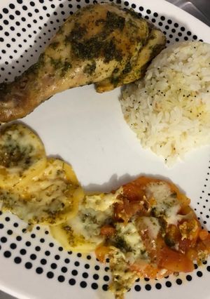 Una foto de Arroz con ajonjolí, semilla de amapola, pollo al horno estilo árabe y rodajas de zucchini, tomate