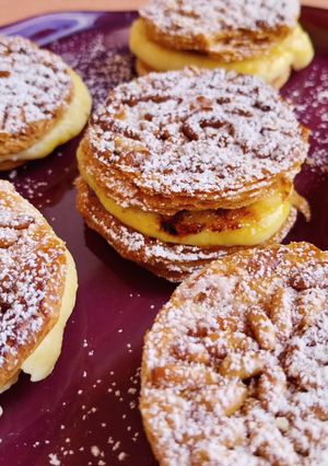 Foto principal de Bocaditos de hojaldre caramelizado con piñones y crema quemada