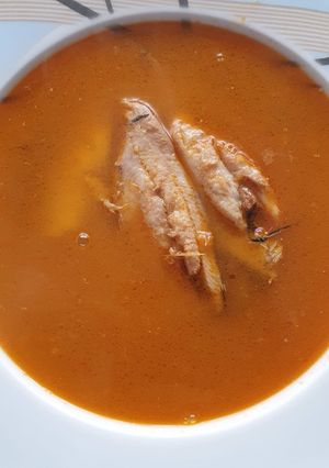 Una foto de Sopa de pimentón con boquerones