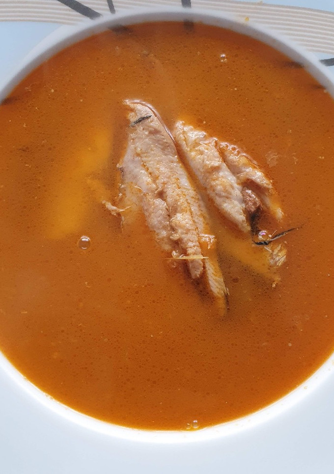 Una foto de Sopa de pimentón con boquerones