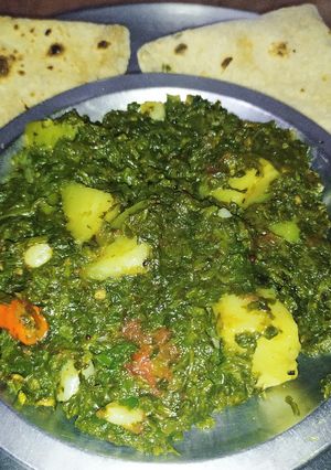 आलू पालक की सब्जी (Aloo palak ki sabzi recipe in hindi) रेसिपी मुख्य फोटो