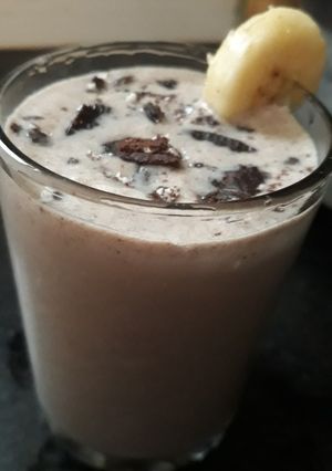 A picture of Oreo banana smoothie.