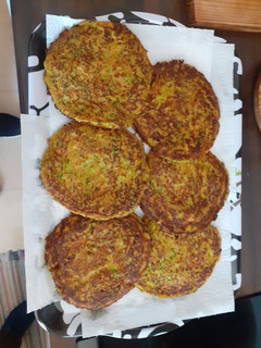 Una foto de Tortas de calabacín y zanahorias
