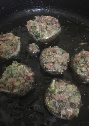 Una foto de Portobellos rellenos de jamón crudo, verdeo, roque y crema