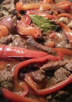 A picture of Dooley's pepper steak.