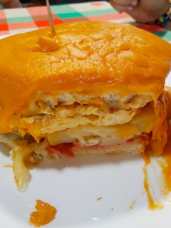 Una foto de Francesinha, dos gustos