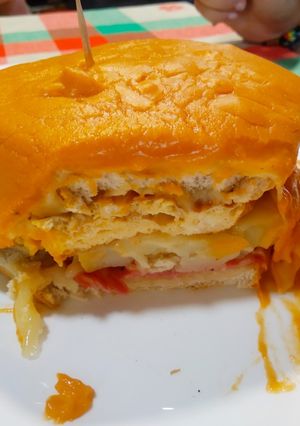 Una foto de Francesinha, dos gustos