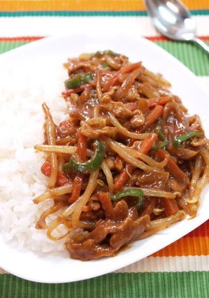 A picture of Easy, Colorful Bean Sprout Curry in 15 Minutes.