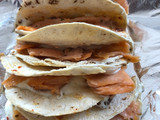 Quesadilla de salmón ahumado con orégano