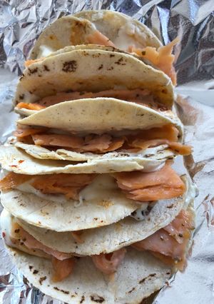 Una foto de Quesadilla de salmón ahumado con orégano