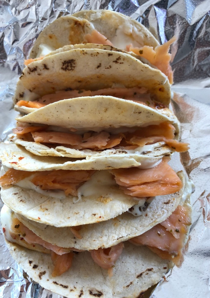 Una foto de Quesadilla de salmón ahumado con orégano