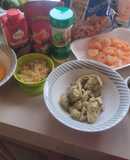 Pasta con camarones, pechuga y tocineta en salsa rosa