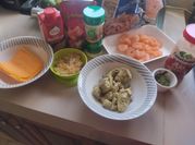 Una foto de salsa rosa para pastas con leche