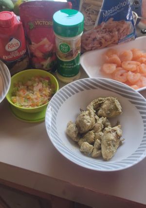 Una foto de Pasta con camarones, pechuga y tocineta en salsa rosa