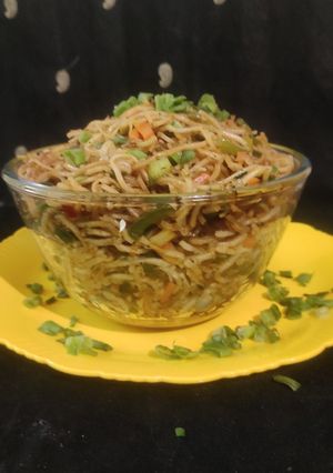 हक्का नूडल्स (hakka noodles recipe in marathi) रेसिपी चे मुख्य फोटो 