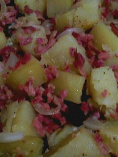 Una foto de Salteado de patata con jamón y tomate seco
