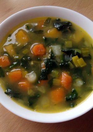A picture of Vickys Chunky Winter Vegetable Broth, GF DF EF SF NF.