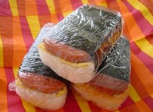 https://img-global.cpcdn.com/recipes/5558816163758080/300x220cq70/spam-musubi-recipe-main-photo.jpg