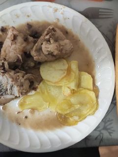 Una foto de Pollo con salsa de pasas y manzana