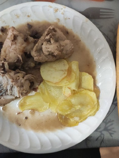 Una foto de Pollo con salsa de pasas y manzana