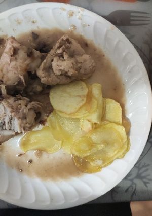 Una foto de Pollo con salsa de pasas y manzana