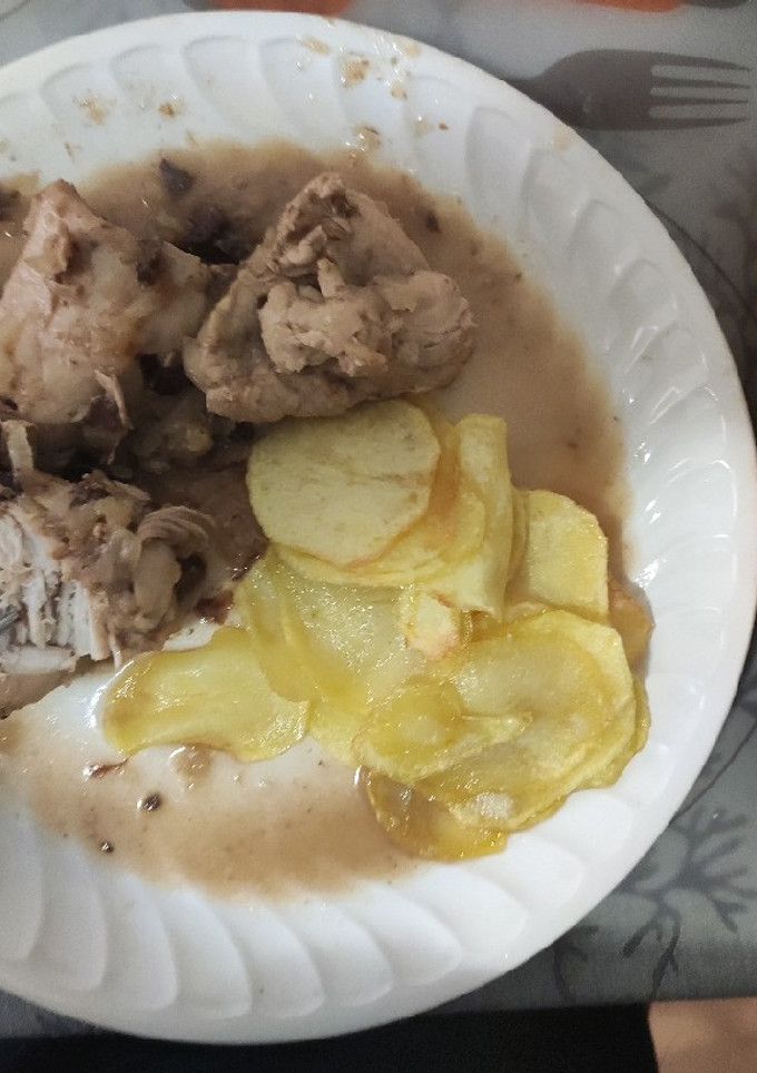 Una foto de Pollo con salsa de pasas y manzana