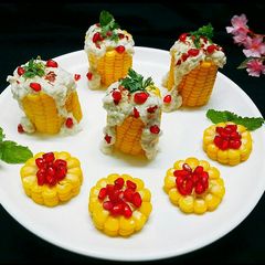 A picture of Corn on the cob with onion sauce.