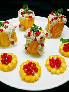 A picture of Corn on the cob with onion sauce.
