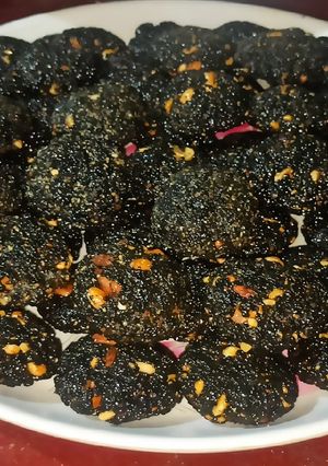 काळा तिल की रेवड़ी (Kala til ki rebdi recipe in Hindi) रेसिपी मुख्य फोटो