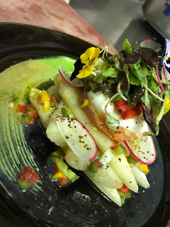 Una foto de Ensalada de Espárragos Blancos Vinagreta de Verduras y Huevo Poche