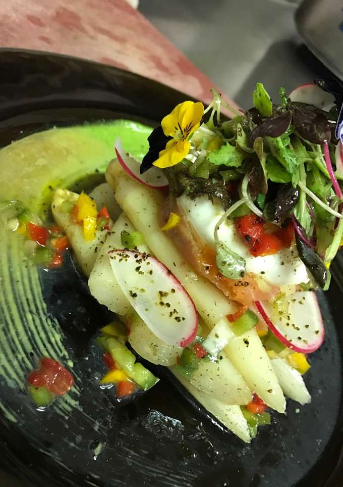 Una foto de Ensalada de Espárragos Blancos Vinagreta de Verduras y Huevo Poche