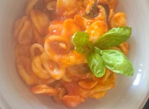 Foto di Orecchiette con cardoncelli🍄‍🟫🍅🌱