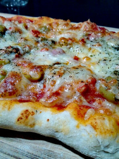 Una foto de Pizza bolognesa con olivas picantes
