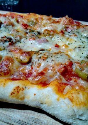 Una foto de Pizza bolognesa con olivas picantes