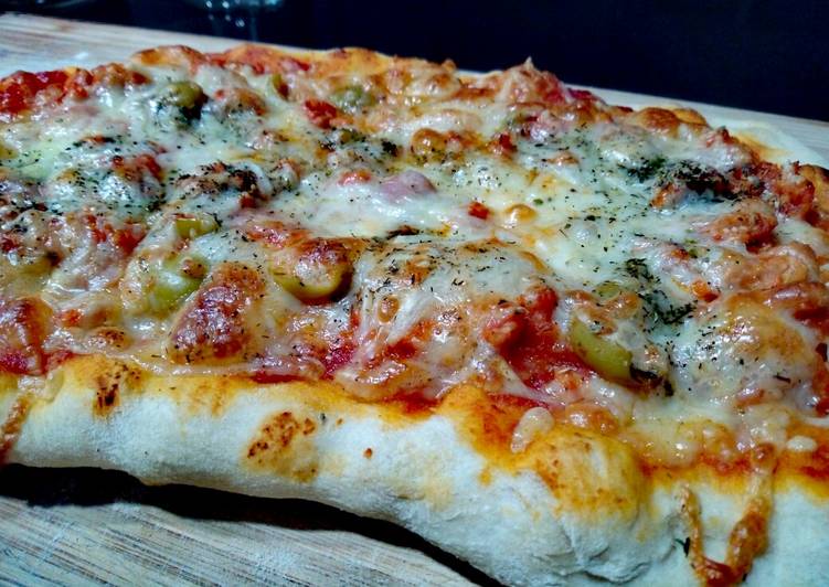 Pizza bolognesa con olivas picantes