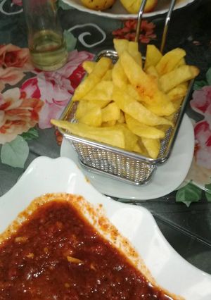 صورة لوصفة بطاطا مقلية بصوص حمراء