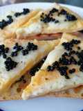 Tosta de tortilla abierta de queso de cabra y mujjol