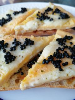 Una foto de Tosta de tortilla abierta de queso de cabra y mujjol