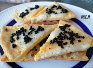 Foto principal de Tosta de tortilla abierta de queso de cabra y mujjol