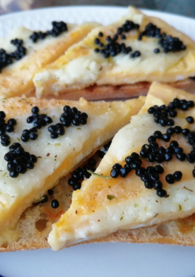 Una foto de Tosta de tortilla abierta de queso de cabra y mujjol