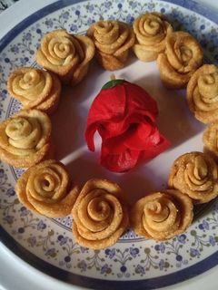 रोज मठरी (Rose Mathri recipe in Hindi) रेसिपी मुख्य फोटो